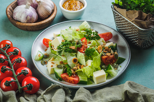 Салат с Тофу и гранолой и овощами в ресторане Тюбетей