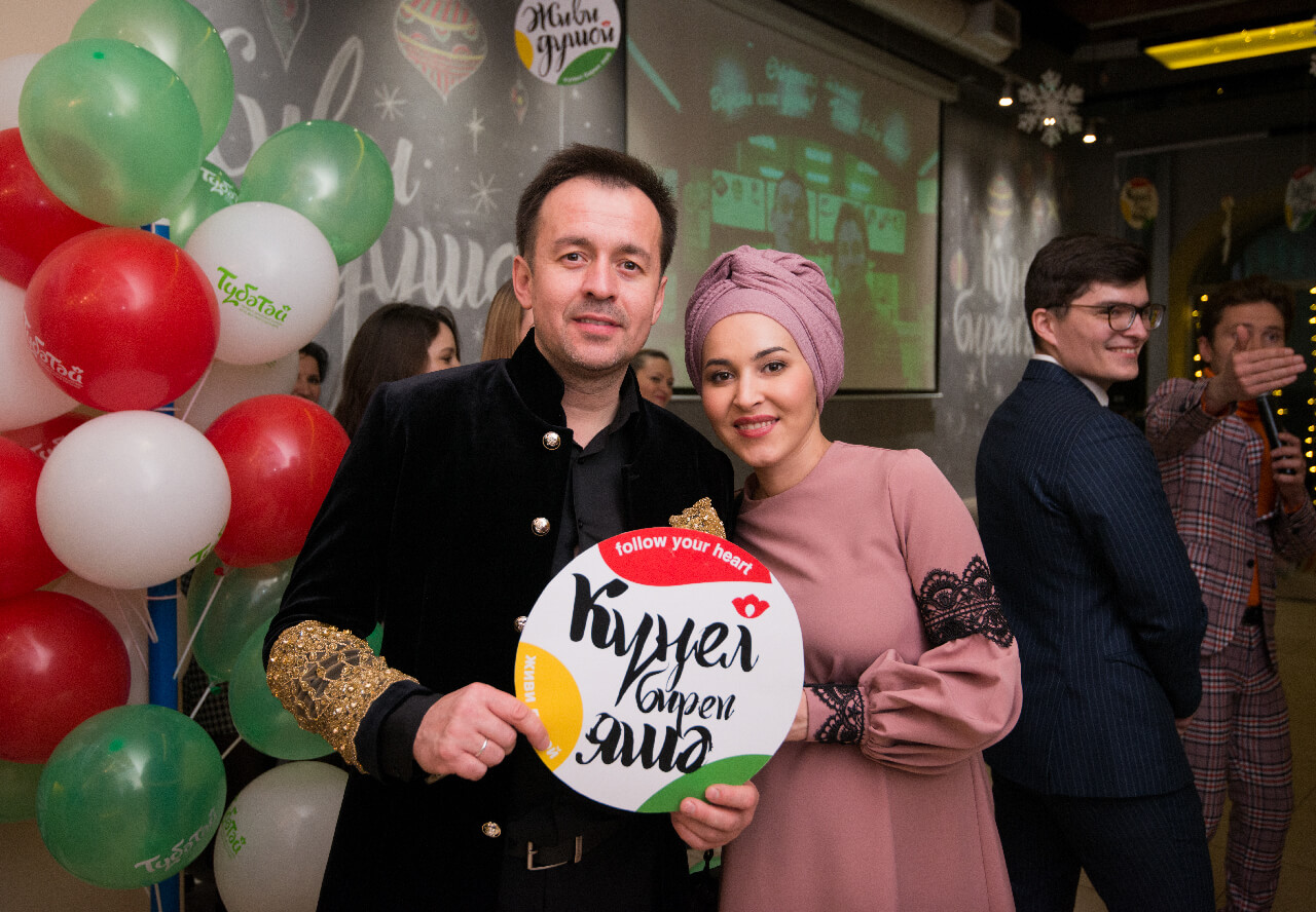 Популярные татарские исполнители Салават Миннеханов и Гузелем в ресторане на Кремлевской на презентации благотворительного проекта
